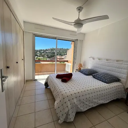 Sea View Apartment, St Clair Apartment *